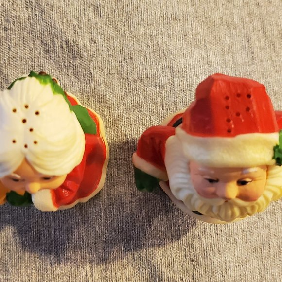 Hallmark Santa and Mrs., Claus Salt & Pepper Shakers - Picture 4 of 6
